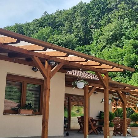 Hos Vendeghaz Miskolc -Oenallo Vendeghaz, Mely Csak Az Oenoeke Buitenkant foto