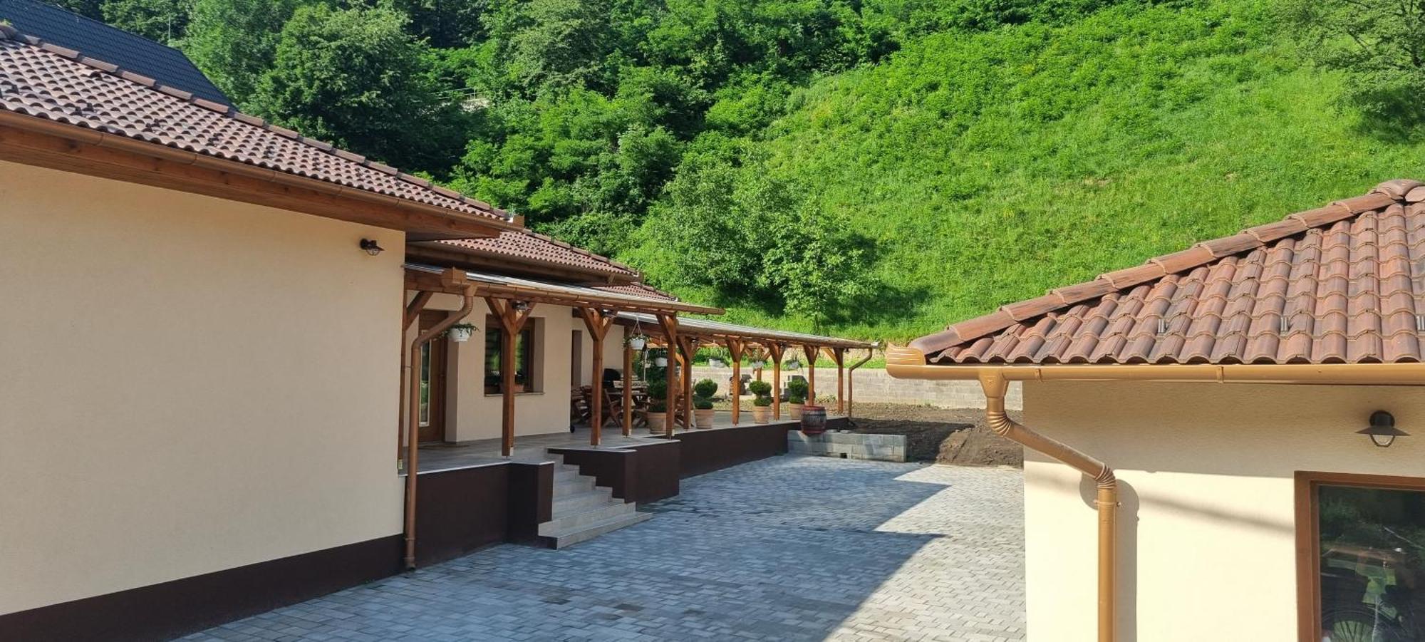 Hos Vendeghaz Miskolc -Oenallo Vendeghaz, Mely Csak Az Oenoeke Buitenkant foto